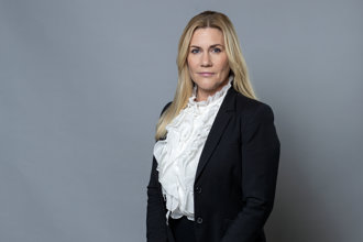 Porträtt i halvfigur på Sophia Metelius mot grå bakgrund.