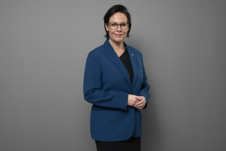 Utrikesminister Maria Malmer Stenergard i blå kavaj och mörka byxor.