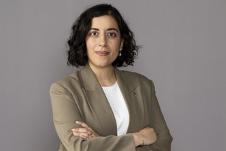 Halvkroppsbild på Simona Mohamsson.