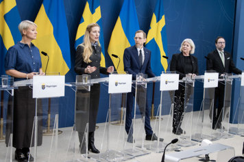 I regeringens pressrum står socialminister Jakob Forssmed, äldre- och socialförsäkringsminister Anna Tenje, socialtjänstminister Camilla Waltersson Grönvall, Liberalernas Fredrik Malm och Ukrainas ambassadör i Sverige, Svitlana Zalishchuk.