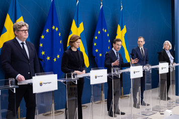 (f.v.) Justitieminister, Gunnar Strömmer, jämställdhetsminister Nina Larsson, statsminister Ulf Kristersson, socialminister Jakob Forssmed, socialtjänstminister, Camilla Waltersson Grönvall.
