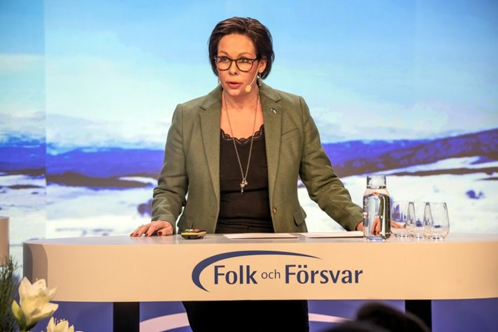 Utrikesminister Maria Malmer Stenergard i en talarstol under rikskonferensen Folk och försvar.