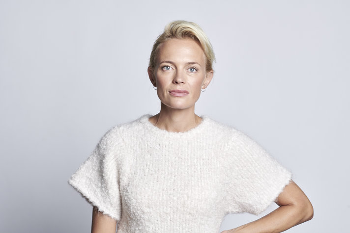 Josephine Bornebusch framför en ljusgrå bakgrund.