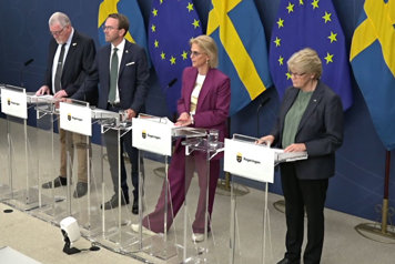 De medverkande står bakom var sin talarpulpet. Svenska flaggor i fonden.