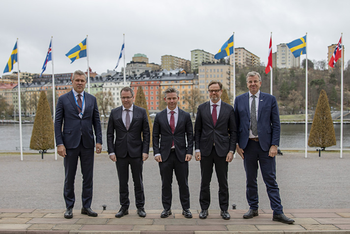 De nordiska försvarsministrarna står med ryggen till Karlbergssjön och Kungsholmen. I bakgrunden ser man de nordiska flaggorna. 