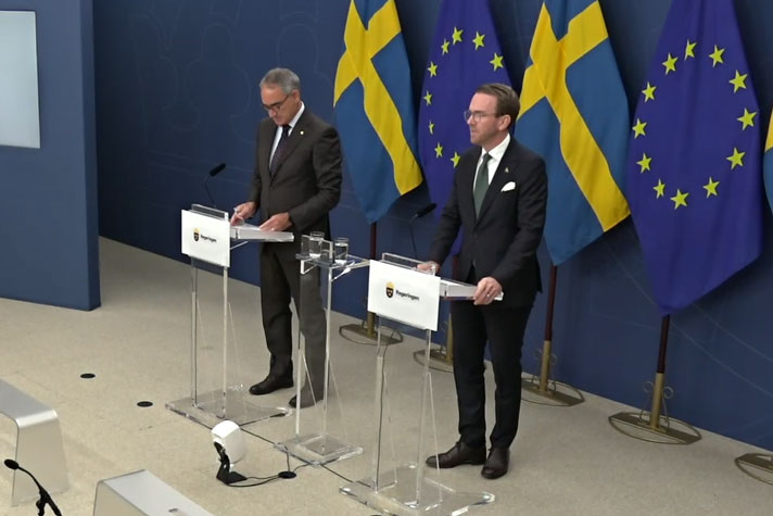 Trafikverkets generaldirektör Roberto Maiorana och infrastruktur- och bostadsminister Andreas Carlson står vi var sin talarstol.