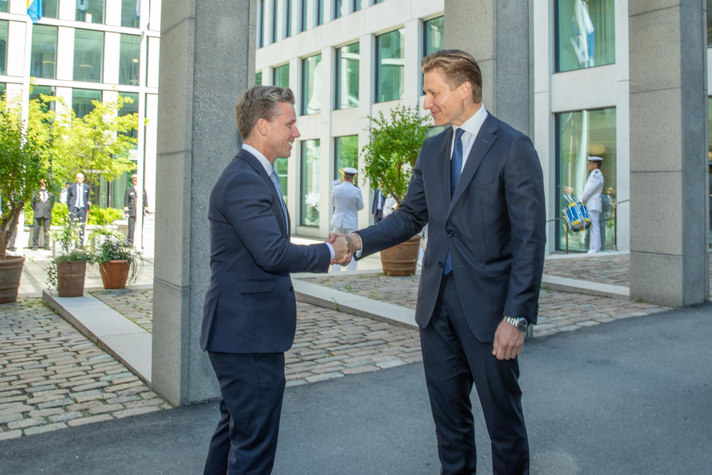 Från vänster i bild Pål Jonson som hälsar på Antti Häkkänen.