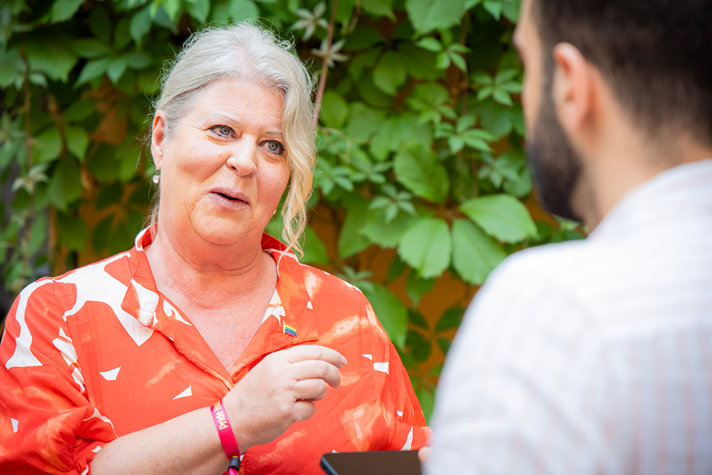 Socialtjänstministern talar med en journalist.