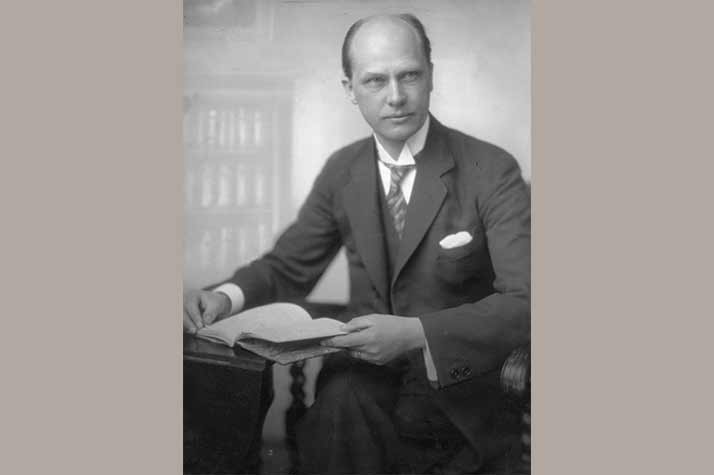 Rickard Sandler vid ett skrivbord.