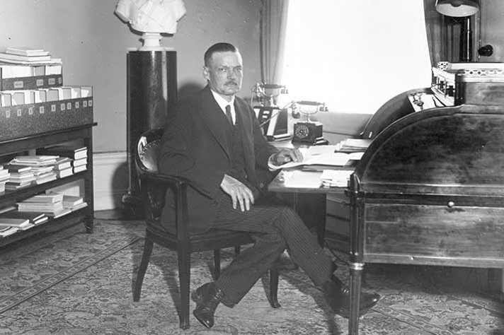 Felix Hamrin vid ett skrivbord i ett kontorsrum.