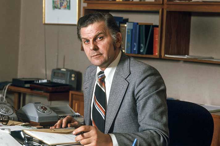 Thorbjörn Fälldin vid ett skrivbord i ett kontorsrum.