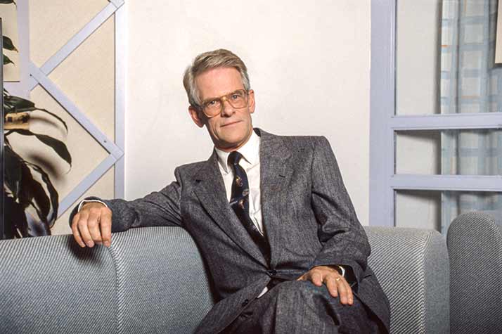 Ingvar Carlsson sitter i en soffa.