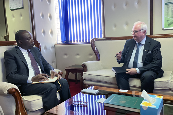 Dan Ericsson träffar Kenyas statssekreterare för skog, Gitonga Mugambi.