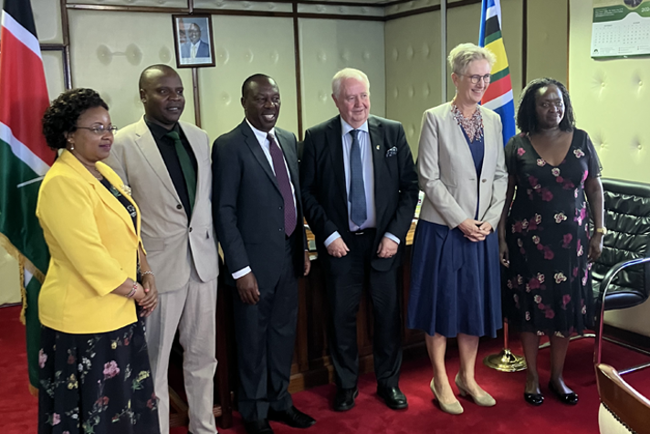 Delegation träffar Kenyas statssekreterare för skog, Gitonga Mugambi.