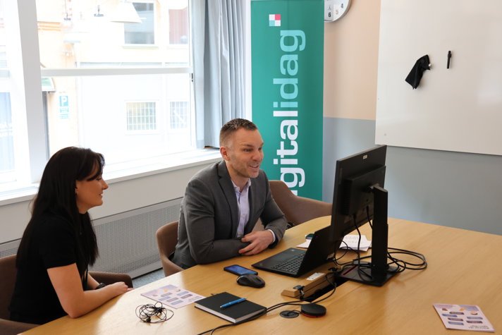 Erik Slottner sitter framför datorn på telefontjänsten Ring Digital idag