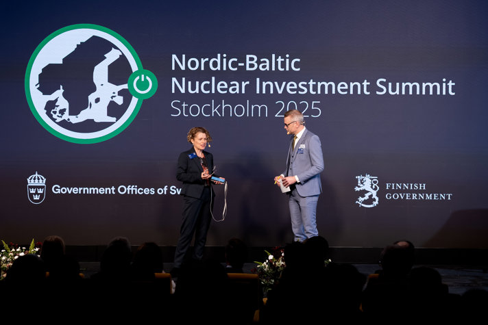 Moderator Kirsty Gogan och Carl Berglöf, nationell kärnkraftssamordnare i samtla på scenen i samband med den internationella kärnkraftskonferensen