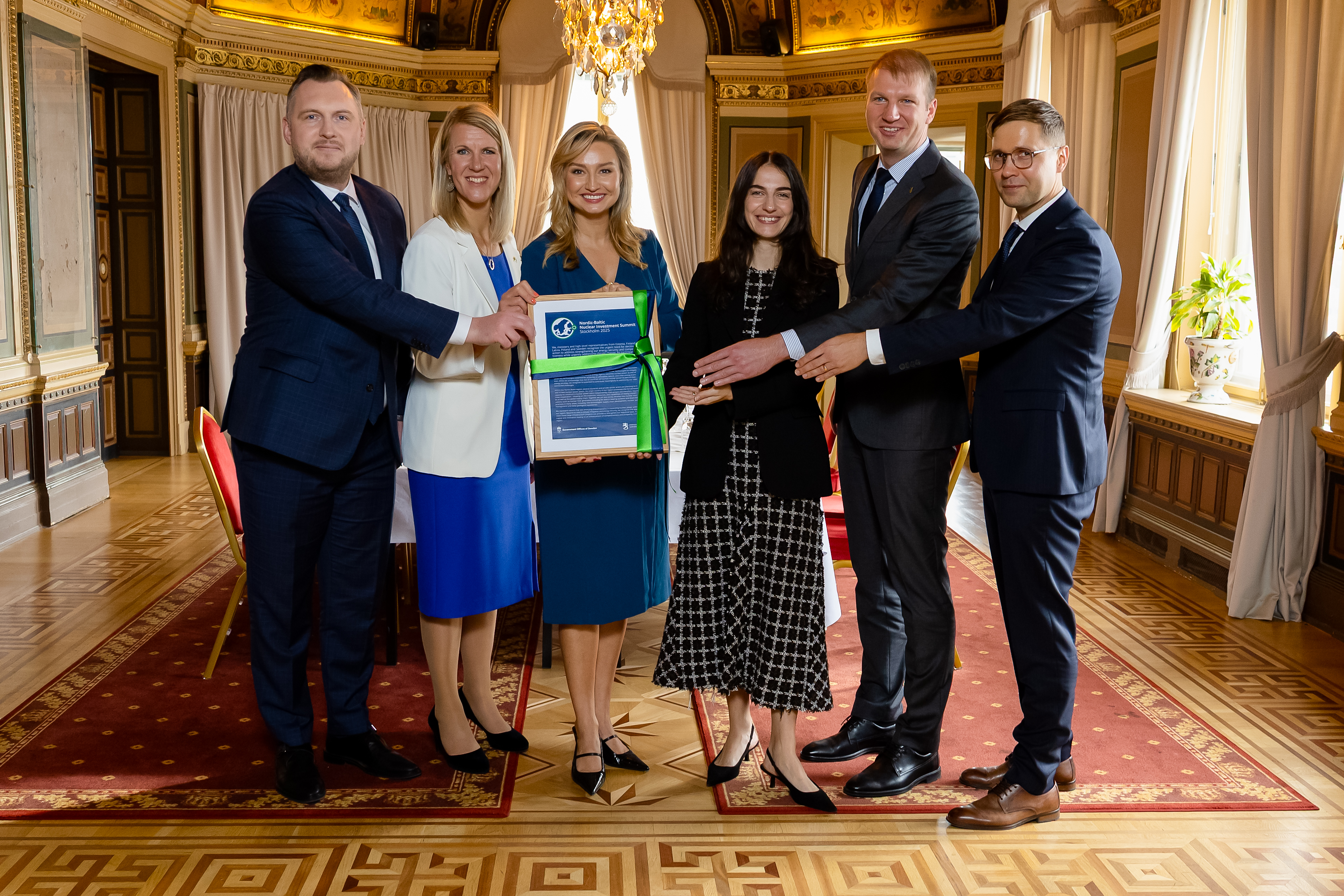 Gruppbild på ministrarna i samband med att de håller fram den inramande deklarationen