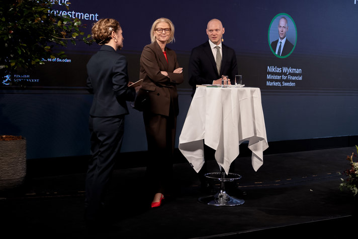 Två ministrar i samtal med moderatorn Kirsty Hogan