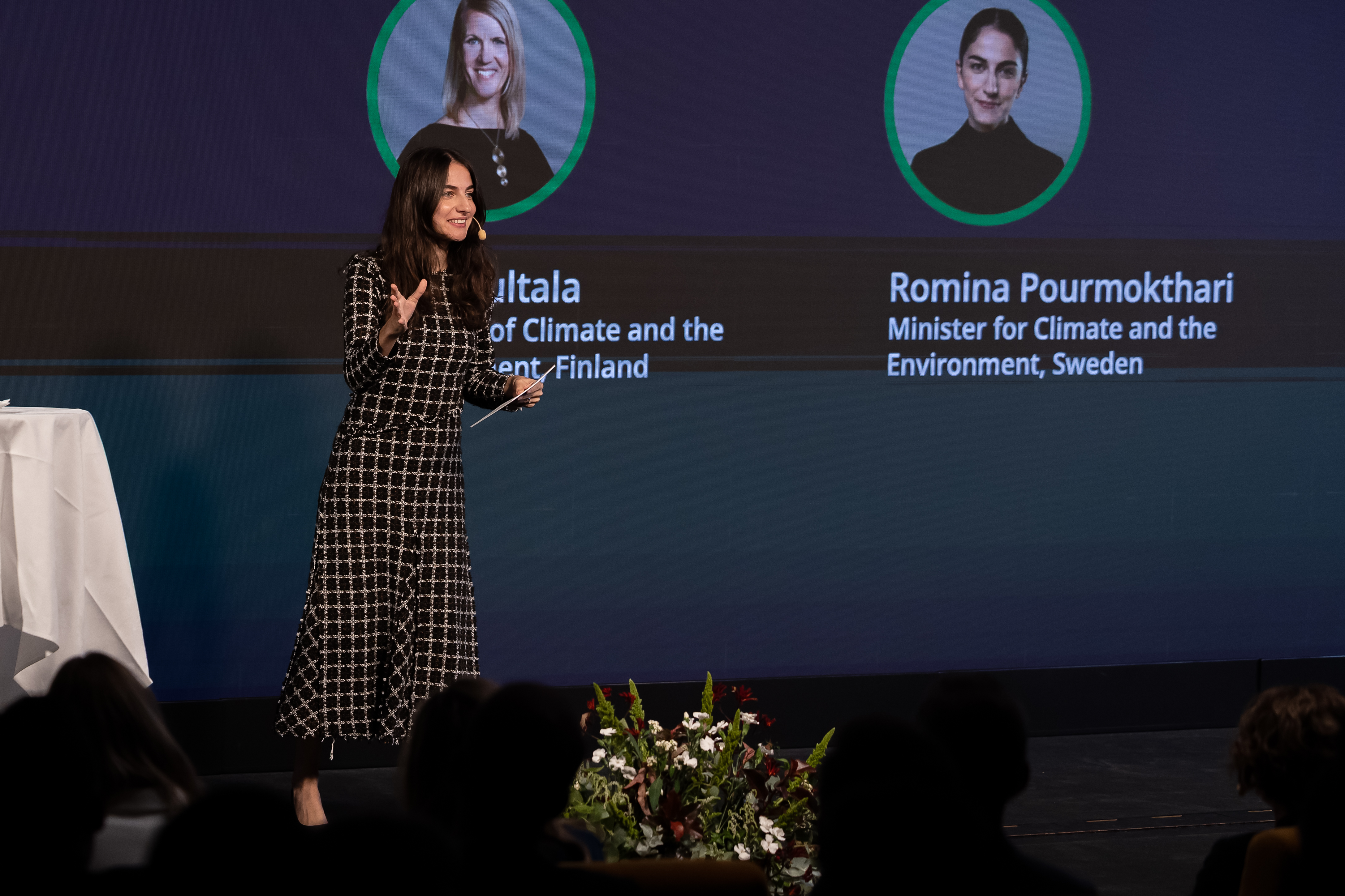 Ministern på scen under sitt anförande