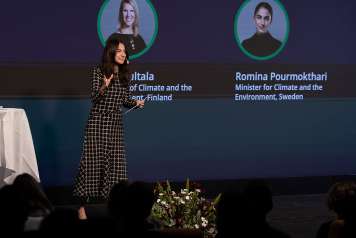 Ministern på scen under sitt anförande