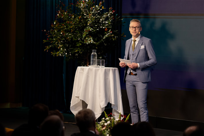 Projektledaren på scen i ett av sina anföranden