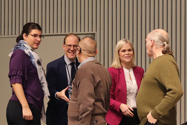 Statssekreterare Martin Andreasson och jämställdhetsminister Paulina Brandberg hälsar på representanter från civilsamhället. 