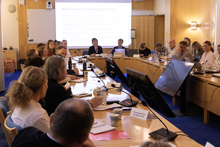 Ett 20-tal deltagare sitter runt ett avlångt konferensbord.
