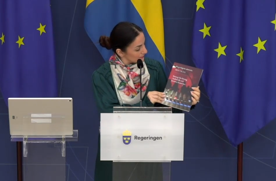 Kulturminister Parisa Liljestrand talar på pressträff