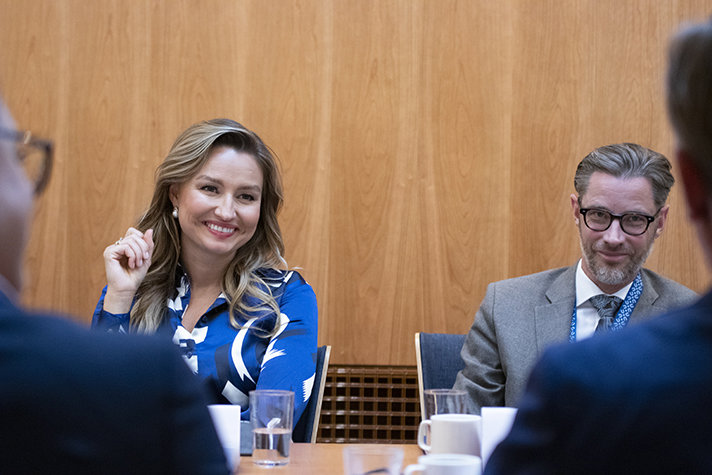 Energi- och näringsminister Ebba Busch och statssekreterare till klimat- och miljöminister Romina Pourmokhtari, Daniel Westlén bredvid varandra vid ett bord
