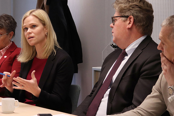 Paulina Brandberg och Gunnar Strömmer sitter vid ett bord.