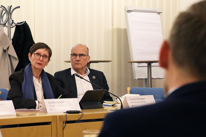 Foto på två personer.