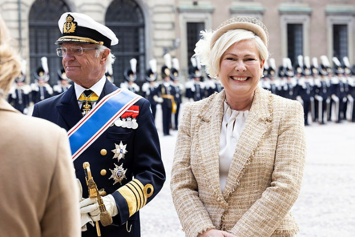 H.M. Konungen och Islands president Halla Tómasdóttir utanför slottet i Stockholm.