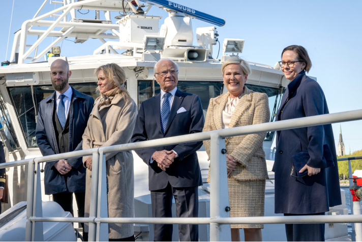 Minister för civilt försvar Carl-Oskar Bohlin, utrikesminister Maria Malmer Stenergard, H.M. Konungen, Islands president Halla Tómasdóttir och Islands utrikesminister Þorgerður Katrín Gunnarsdóttir på båt vid besök på Kustbevakningen. 
