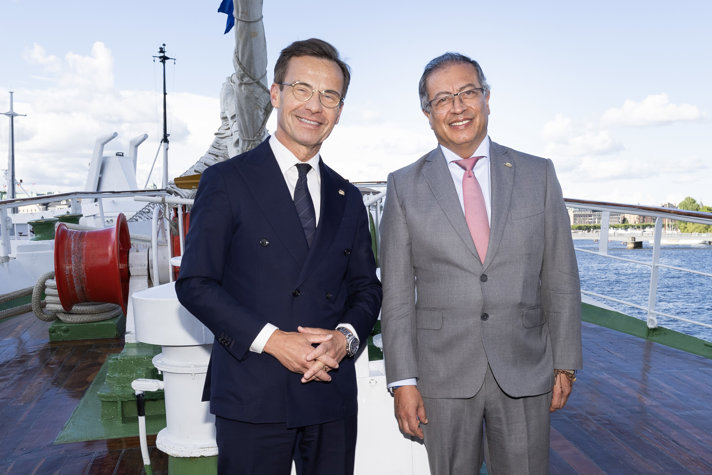 Statsminister Ulf Kristersson och Colombias president Gustavo Petro ombord på den colombianska flottans flaggskepp ARC Gloria.