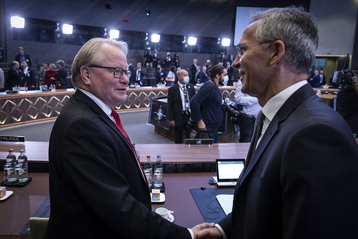 Peter Hultqvist hälsar på Jens Stoltenberg.
