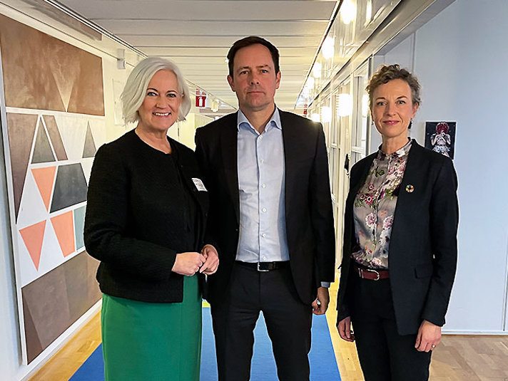 Sjukvårdsminister Acko Ankarberg Johansson tillsammans med Jean-Luc af Geijerstam, generaldirektör på Myndigheten för vård- och omsorgsanalys, och Johanna Adami, ordförande i myndighetens styrelse.