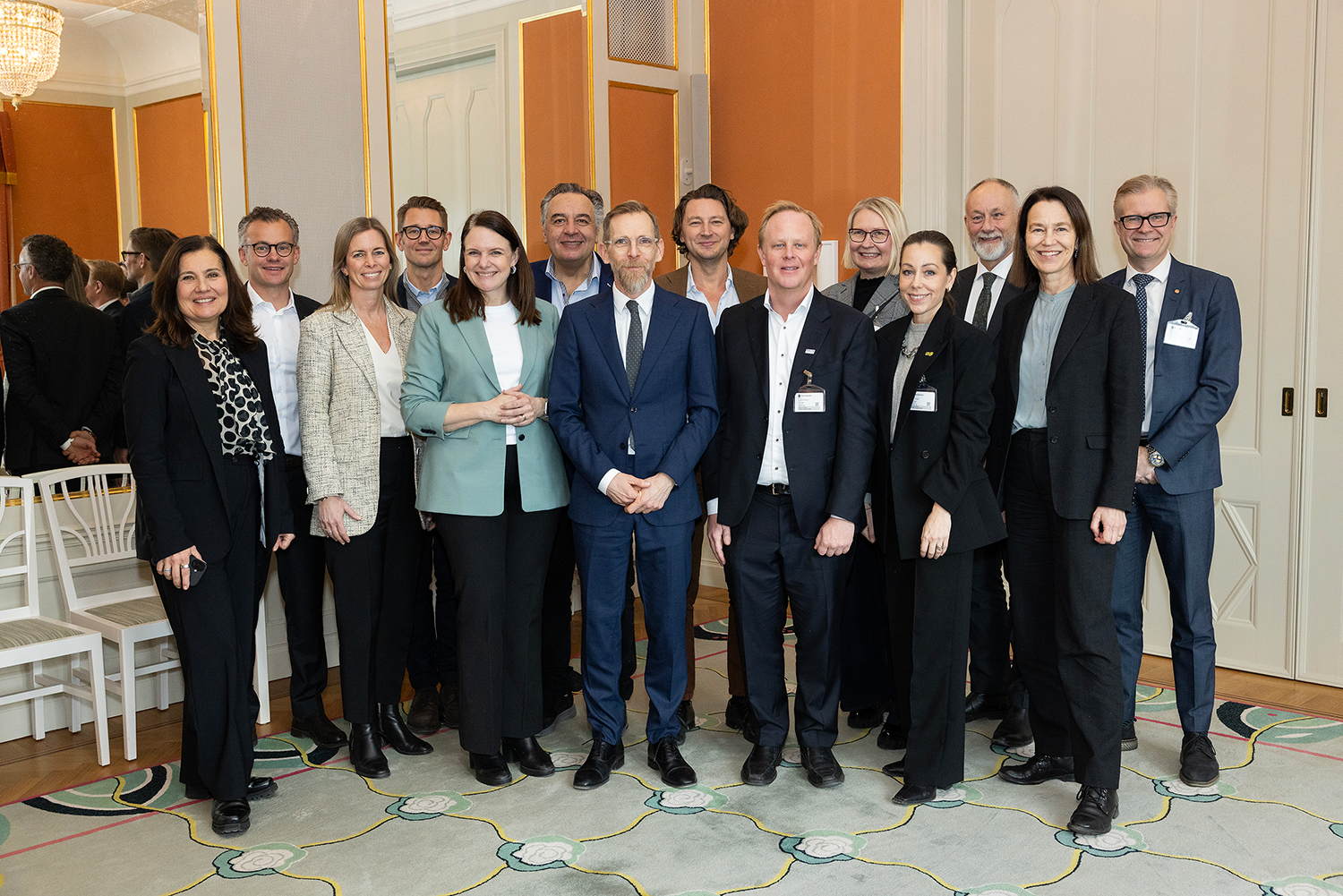 Gruppfoto på personer som deltog vid VD-mötet. Socialministern står i mitten.