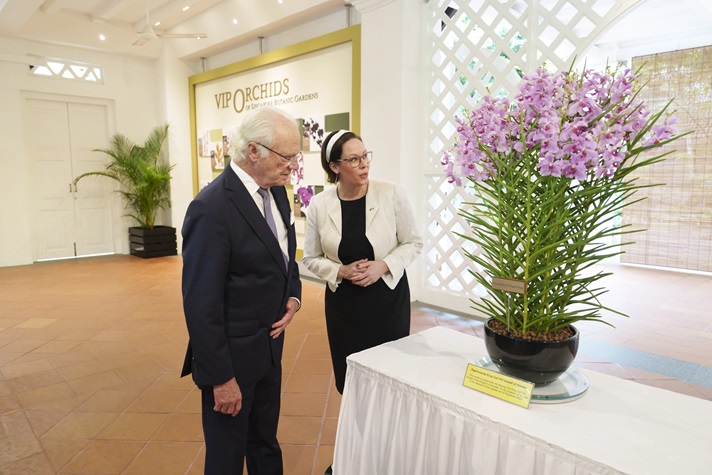 Kungen och utrikesminister Maria Malmer Stenergard tittar på blommor. 
