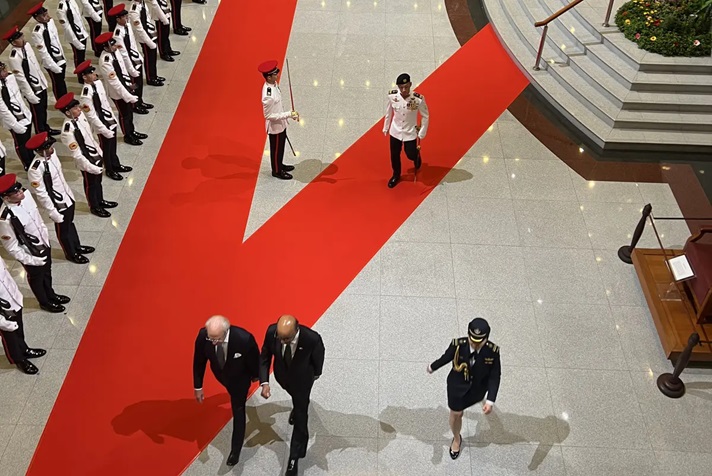 Kungen tas emot av president Tharman Shanmugaratnam under välkomstceremonin. 