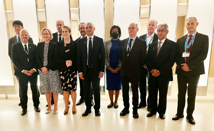 Socialminister Lena Hallengren, Storbritanniens hälsominister Sajid Javid  och de andra inbjudna ministrarna på frukostmötet står tillsammans.