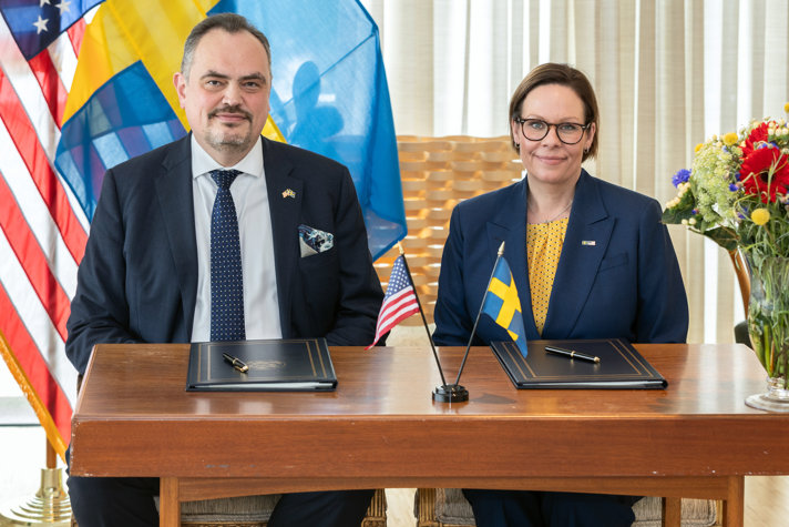 Maria Malmer Stenergard och Brent T. Christensen sitter vid ett bord.