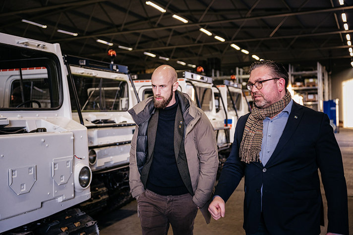 Carl-Oskar Bohlin inspekterar bandvagnarna, tillsammans med Johan Perjons från Trafikverket.