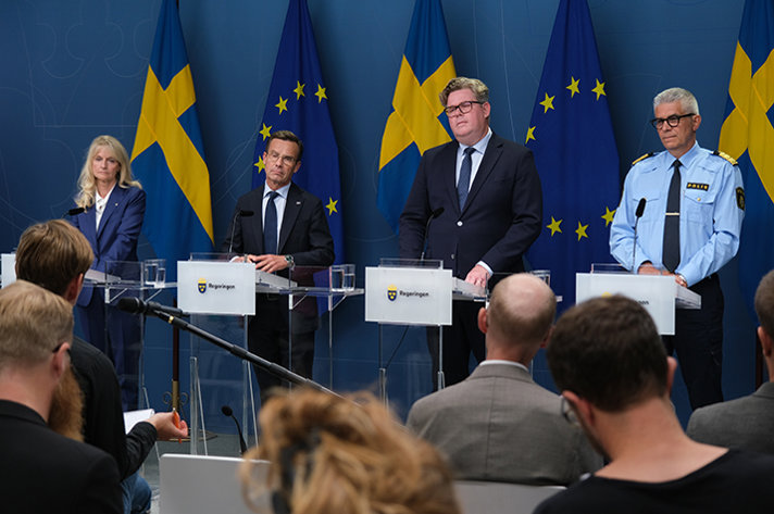 Säkerhetspolischef Charlotte von Essen, statsminister Ulf Kristersson, justitieminister Gunnar Strömmer och rikspolischef Anders Thornberg vid varsin talarstol under pressträffen i Regeringskansliet