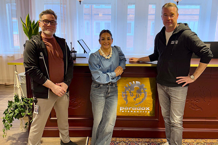 Kulturminister Parisa Liljestrand tillsammans med Fredrik Wester, vd på Paradox Interactive och Mattias Lilja, vice vd.