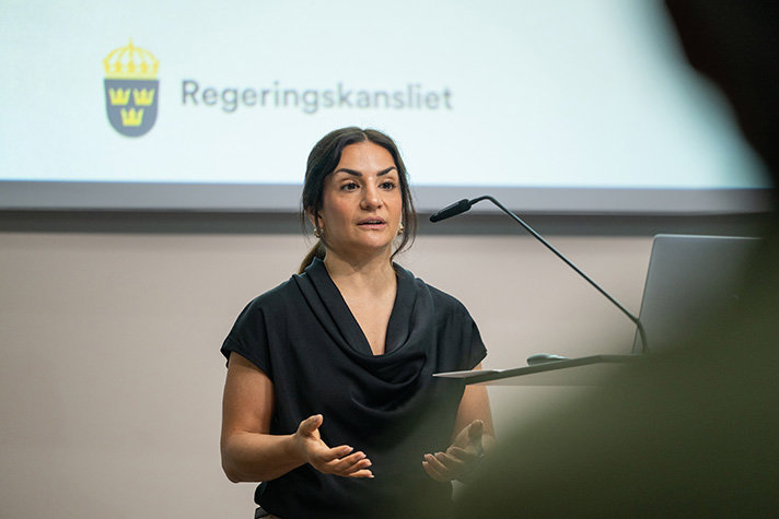 Kulturministern vid talarstolen.