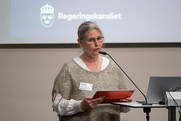 Susanne Thedéen vid talarstolen.