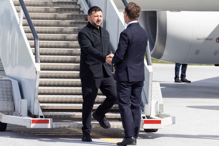 Statsministern tar emot Ukrainas president vid trappan till ett flygplan