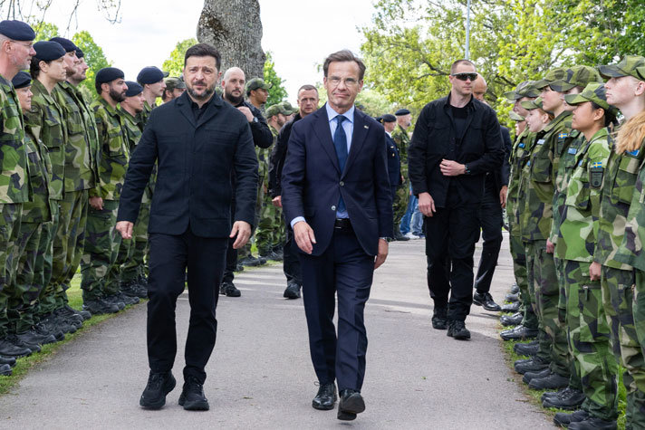 Statsministern ledsagar Ukrainas president längs uppställda svenska soldater.