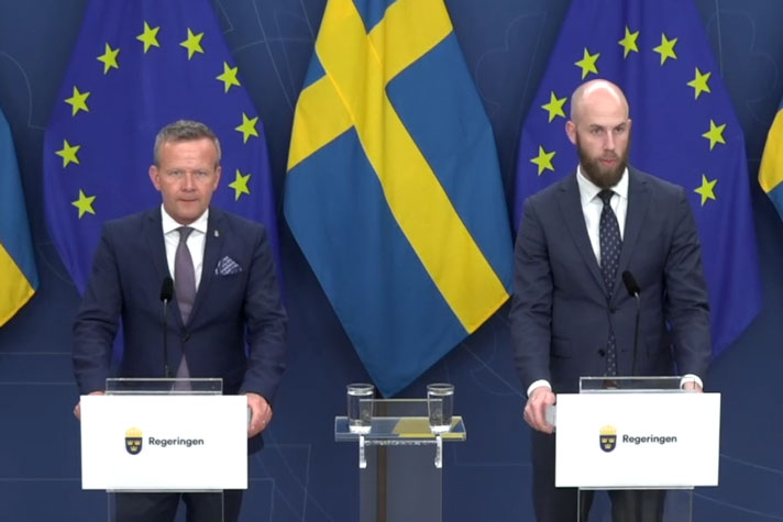 De medverkande står vid var sin talarpulpet.