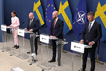 Minister för civilt försvar Carl-Oskar Bohlin, landsbygdsminister Peter Kullgren, Matheus Enholm från Sverigedemokraterna och Liberalernas försvarspolitiska talesperson Gulan Avci står vid var sin talarpulpet.